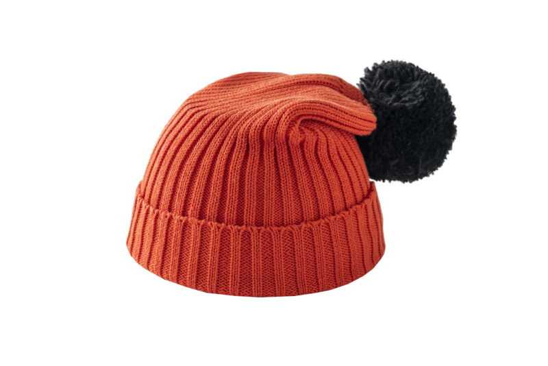 Pomarańczowa czapka z czarnym pomponem