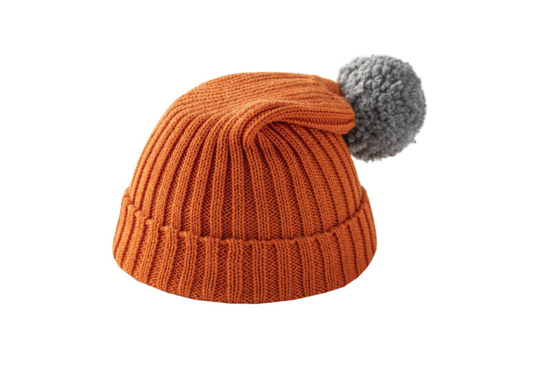 Pomarańczowa czapka z szarym pomponem