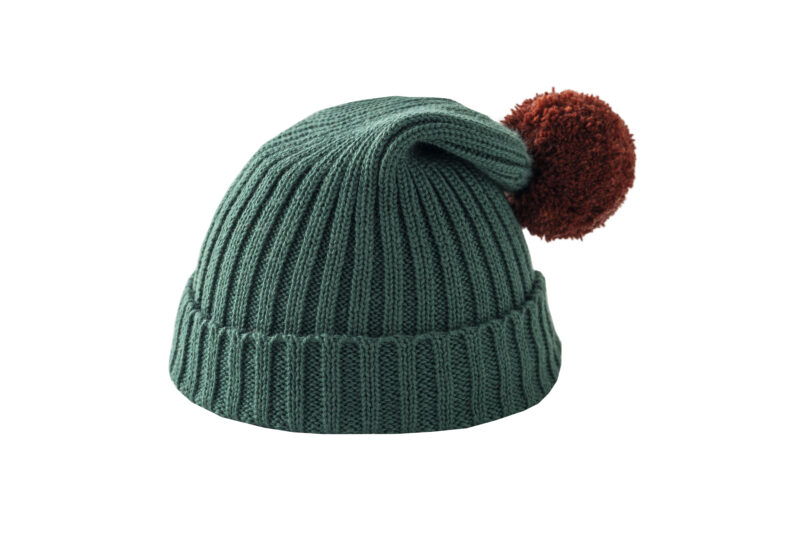 Zielona czapka z brązowym pomponem